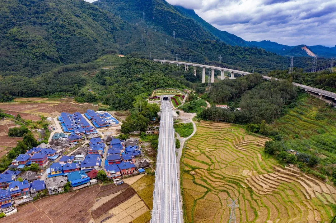 中老鐵路全線(xiàn)鋪軌完成 計(jì)劃今年內(nèi)開(kāi)通運(yùn)營(yíng)